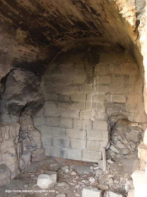 CAVIDAD BAJO LA TORRE. BVEDA MODERNA. AL FONDO EL EXTERIOR DEL MURO NORTE DEL TEMPLO